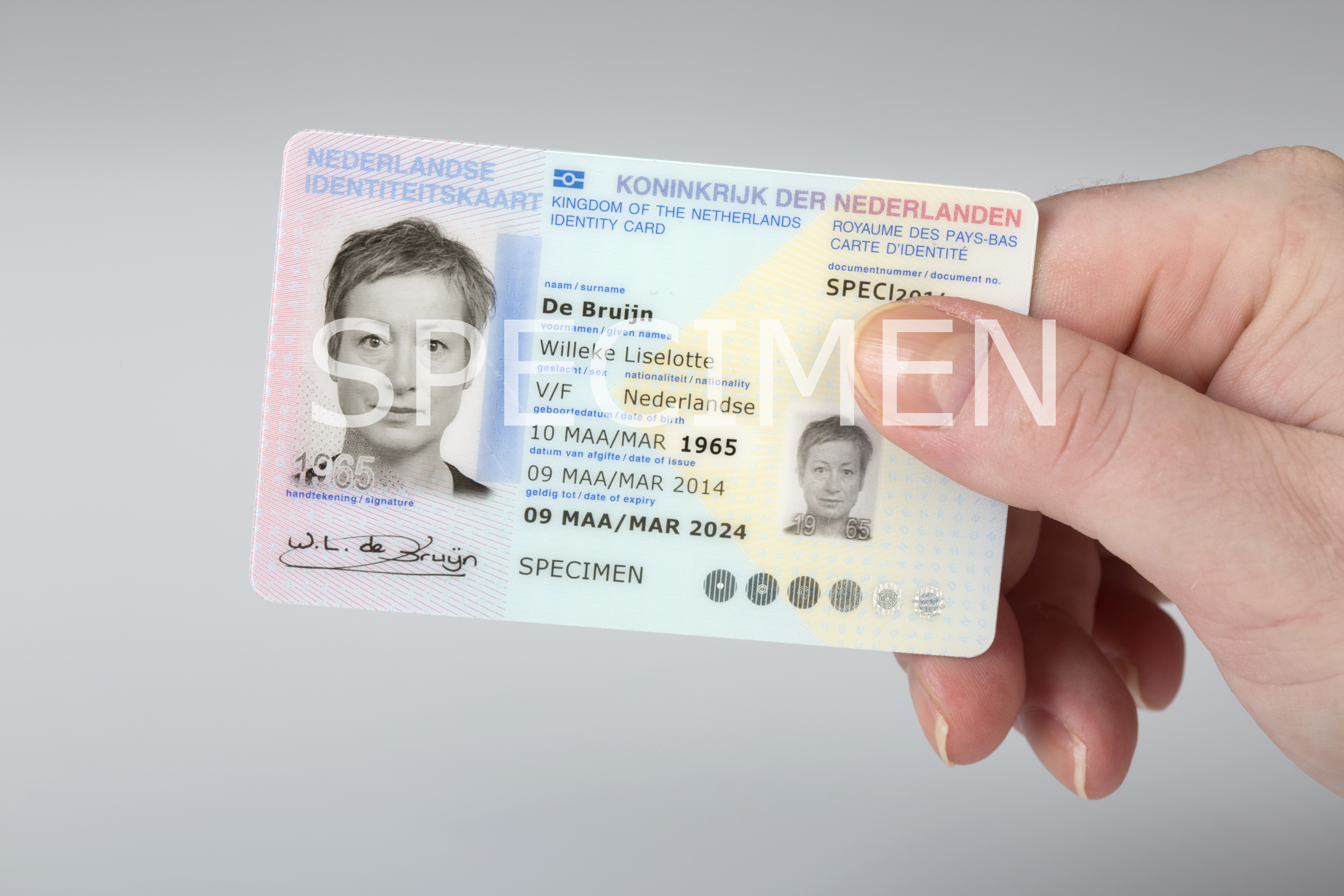 Een foto van een Nederlandse identiteitskaart model 2014. Over de foto heen staat specimen geschreven