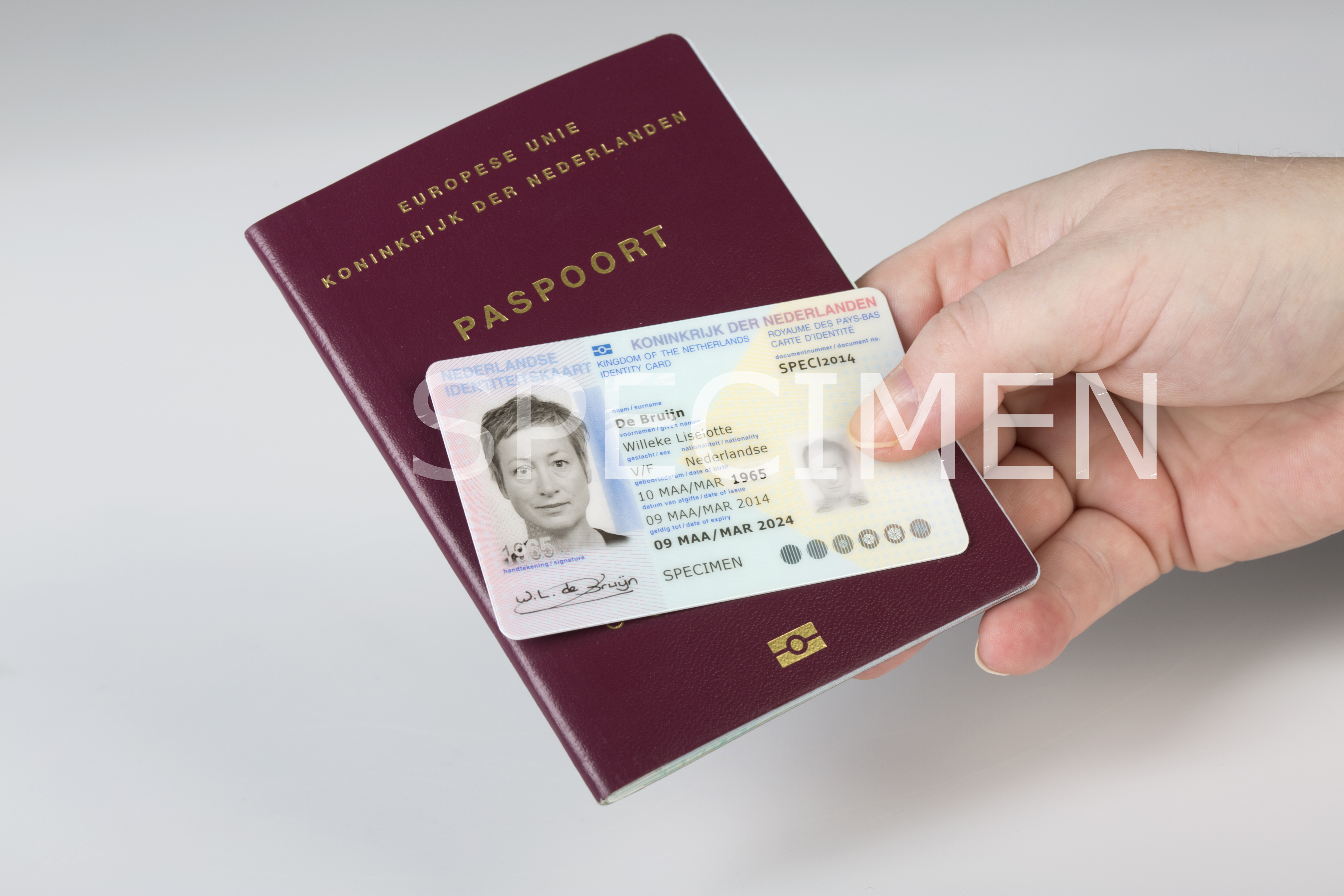 Een foto van een Nederlandse identiteitskaart en nederlands paspoort model 2014. Over de foto heen staat specimen geschreven