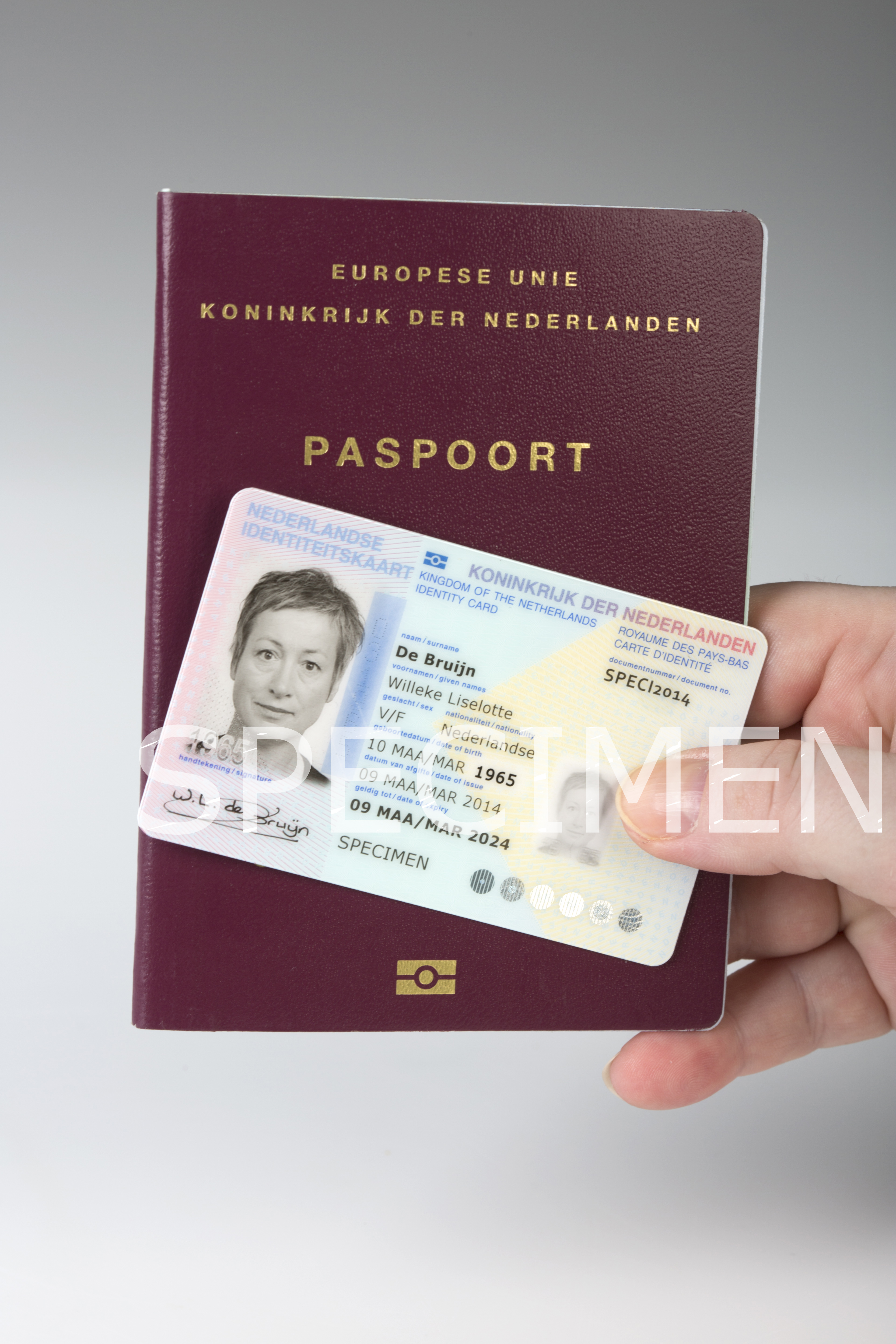 Een foto van een Nederlandse identiteitskaart en nederlands paspoort model 2014. Over de foto heen staat specimen geschreven