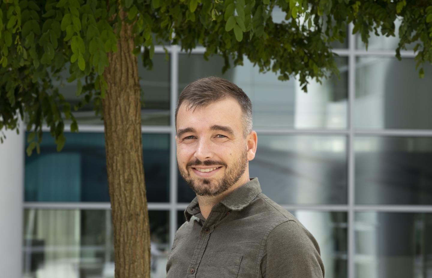 Een closeup-foto van Orson Bakker. De foto is gemaakt voor een artikel in de serie RvIG'er in beeld