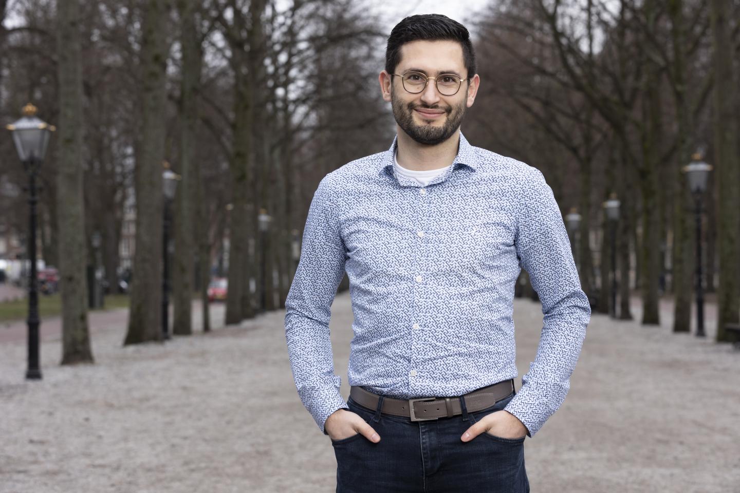 Een foto van Semih Dursun op de Lange Vijverberg in Den Haag. De foto is gemaakt voor de serie RvIG'er in beeld