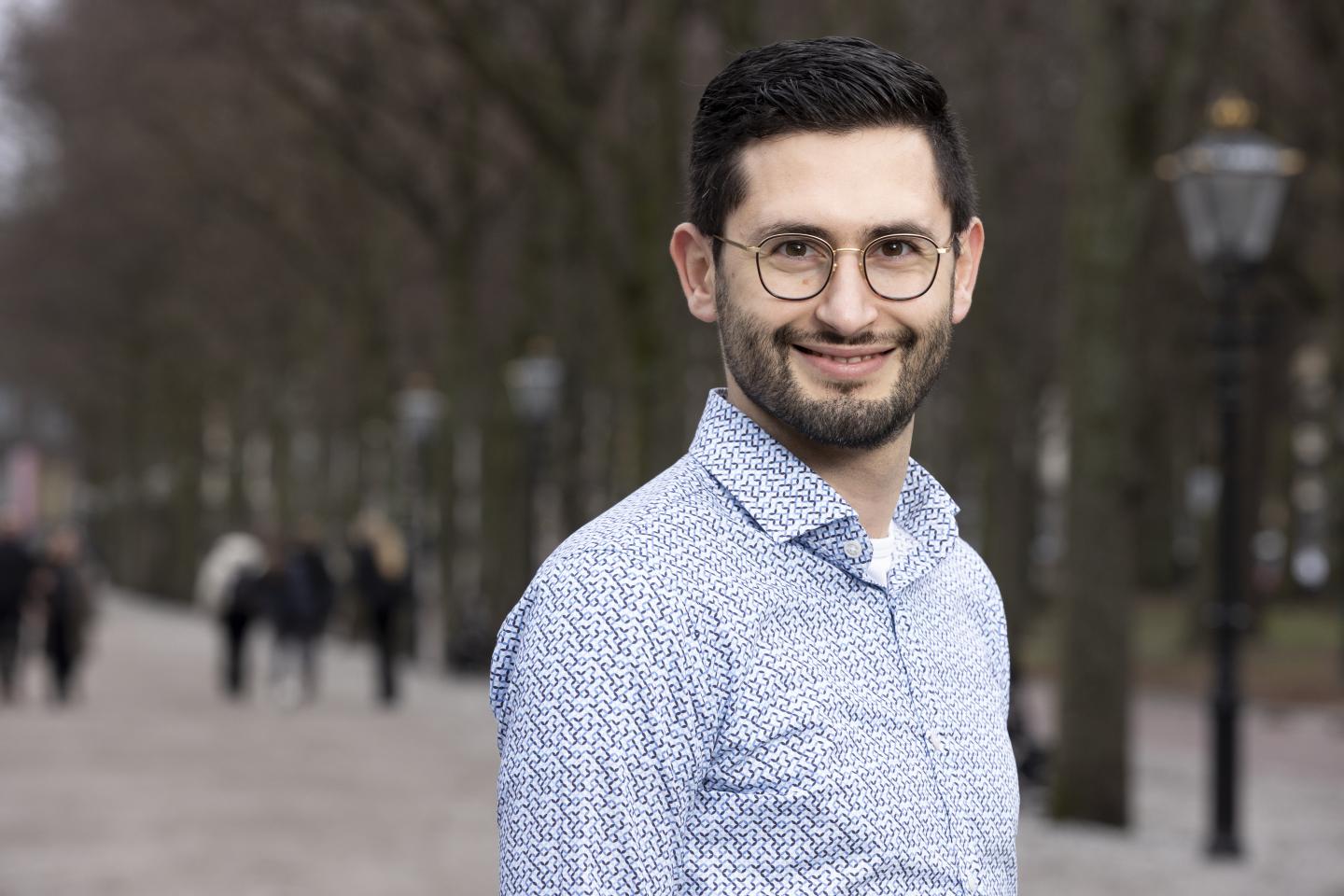 Een foto van Semih Dursun op de Lange Vijverberg in Den Haag. De foto is gemaakt voor de serie RvIG'er in beeld