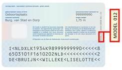 Een foto van de achterkant van model 012 van de Nederlandse identiteitskaart