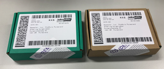 Wijziging verpakking levering reisdocumenten van groene naar bruine verpakking. Links de huidige, groen bedrukte verpakking met adressticker en zegel. Rechts de onbedrukte, bruine (natuurlijke kartonkleur) verpakking.