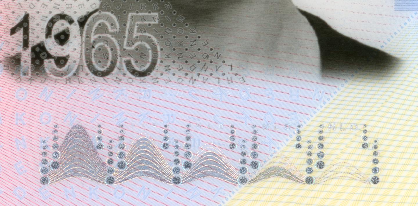 Afbeelding van de voorzijde van het paspoort model 2021. Op de afbeelding is het kinegram te zien