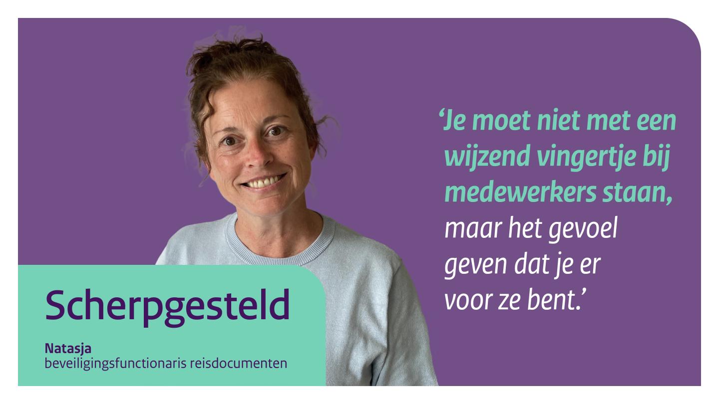 Beveiligingsfunctionaris Reisdocumenten Natasja. Naast haar staat de quote "Je moet niet met een wijzend vingertje bij medewerkers staan, maar het gevoel geven dat je er voor ze bent"