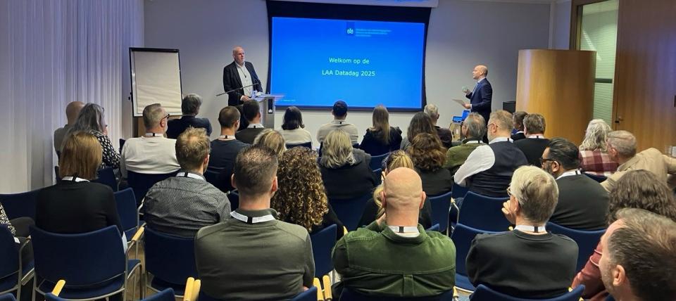 LAA Datadag 2 presentatoren staan voor een volle zaal
